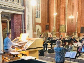 KMD Marcell Fladerer-Armbrecht (Orgel), Gitarrenensemble Brandenburg, Angelika Eckelmann (Leitung)